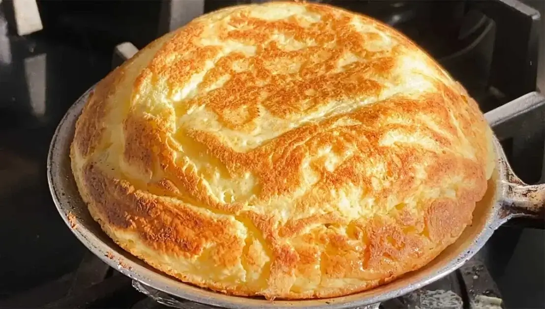 Com apenas 1 ovo fiz esse pãozinho de maizena de frigideira delicioso em 5 minutos!