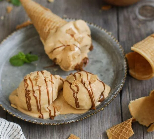 gelado de creme com doce de leite